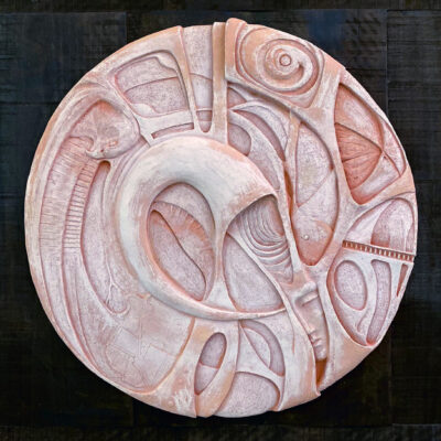 All’interno della scultura si possono vedere il falco, il pesce, l’uomo e i vari elementi che compongono quello che è il nostro habitat. Una sorta di “Disco di Festo” dei nostri giorni, lasciato ai posteri a testimonianza di una natura che ancora esiste, ma che va salvaguardata.